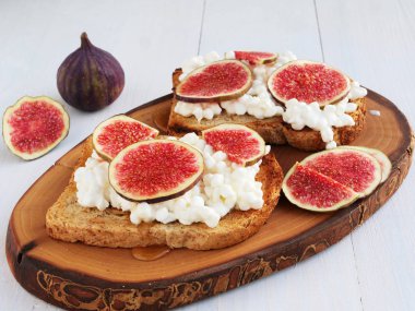 Süzme peynir, incir ve bal ile tost