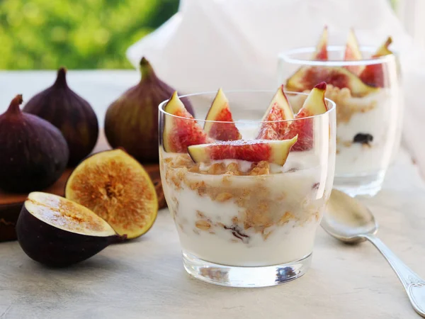 Joghurt with cereals and figs, healthy breakfast in glasses — Stock Photo, Image