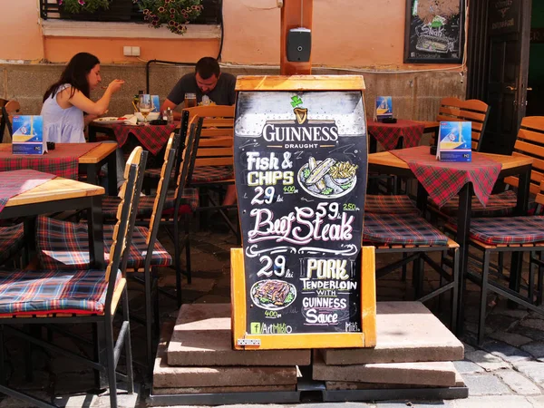 Sidewalk terrace offerings with chalkboard menu — Stock Photo, Image