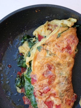 Pastırma, peynir ve tavada ıspanaklı omlet.. 