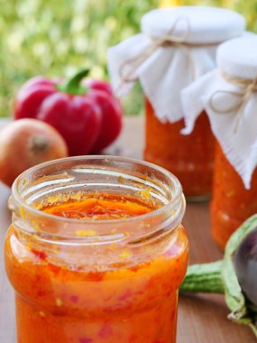 Cam kavanozda patlıcan sebze havyarı.