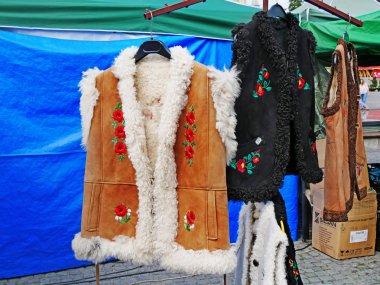 Elle işlenmiş Rumen geleneksel koyun derisi yelekleri ve yelekleri