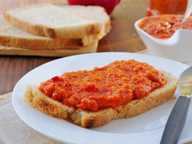 Patlıcan sebzeli havyar dilimlenmiş ekmek.