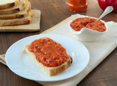 Patlıcan sebzeli havyar bir dilim ekmeğe yayılır. 