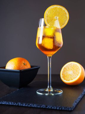 Buzlu ve portakallı kokteyl tazeleniyor