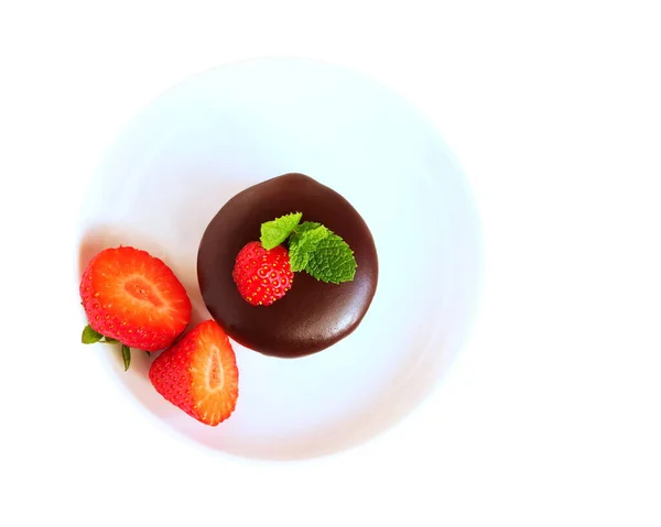 Chocolade Ondergedompelde Broodjes Koekjes Met Aardbeien Witte Plaat Geïsoleerd Bovenaanzicht — Stockfoto