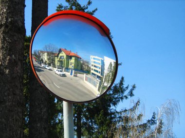 Dar sokaktaki yuvarlak trafik aynası daha iyi görebilmek için. Dışbükey aynalar yollar, garaj yolları ve ara sokaklara daha geniş bir görüş alanı sağlar.