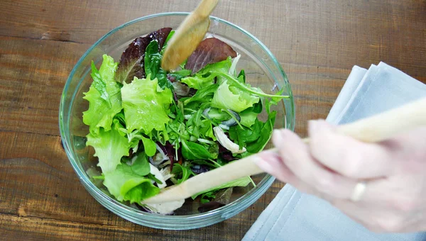 Jungblättriger Gemüsesalat Wird Einer Schüssel Mit Lebendigem Vermischt Frauenhände Mischen — Stockfoto