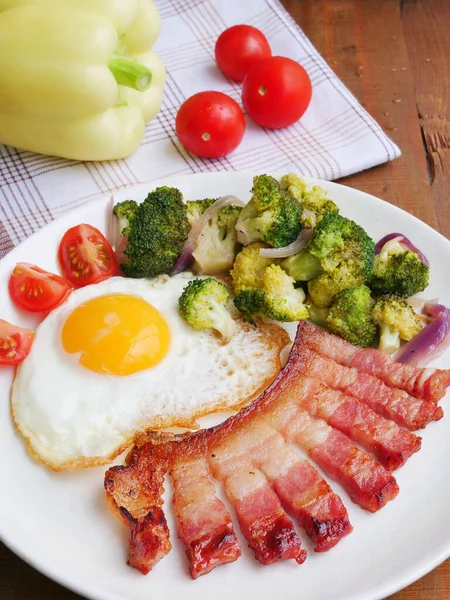 Ovo Frito Com Rasher Bacon Brócolis Prato Alimentos Cetogénicos Com — Fotografia de Stock