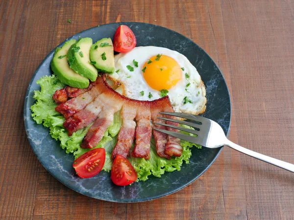 Bacon Med Stekt Ägg Avokado Och Grönsaker Tallriken Lågkolhydratketogen Frukost — Stockfoto