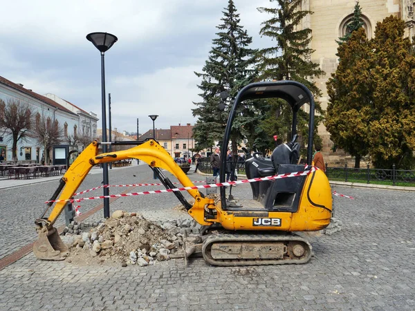 2018年3月30日 在罗马尼亚Cluj Naples Ca市中心挖掘鹅卵石路面后 小型挖掘机闲置 — 图库照片