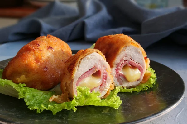 Schnitzel Cordon Bleu Kippenvel Gewikkeld Rond Ham Kaas Gepaneerd Gebakken — Stockfoto