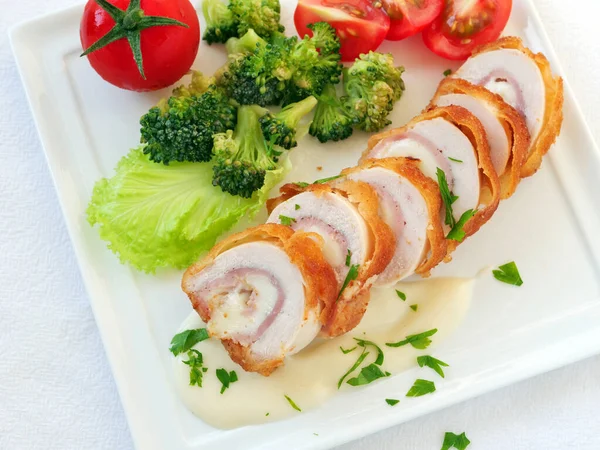 Chicken Cordon Bleu Scheiben Geschnitten Mit Cremiger Weißer Sauce Und Stockbild