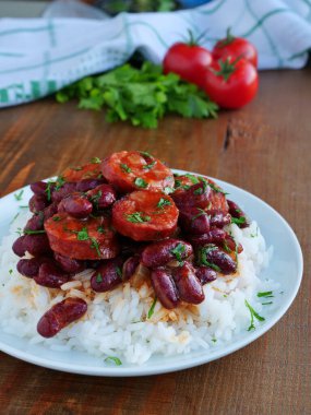 Sosisli kırmızı fasulye ve pilav, dikey.