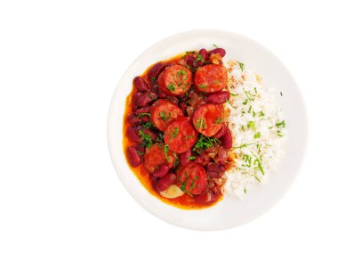 Beyaz arka planda izole edilmiş sosisli fasulye ve pilav.