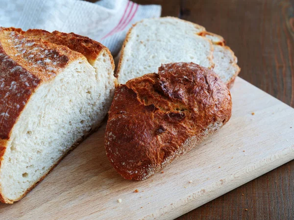 Krokante Hiel Van Een Ambachtelijk Aardappelbrood Brood Houten Plank — Stockfoto