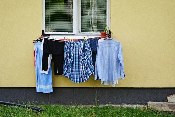Υγρά Ρούχα Που Κρέμονται Στο Σύρμα Για Στεγνώσουν Μπροστά Από — Φωτογραφία Αρχείου
