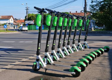 Romanya 'nın Cluj-Napoca kentinde 8 Eylül 2020' de kaldırıma park edilmiş limon elektrikli scooterlar.