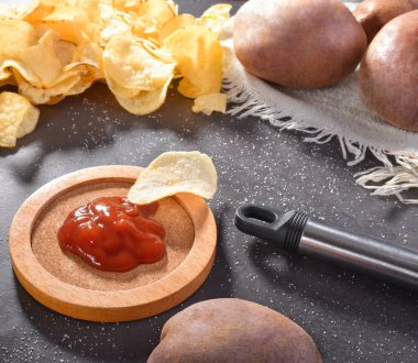 Domates ve ketçaplı patates kızartması.