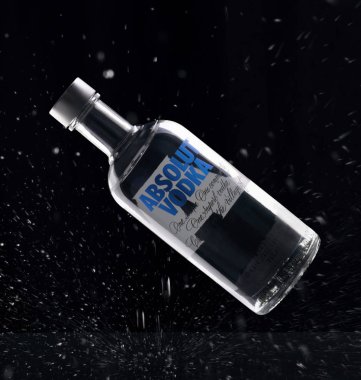 Medellin, Kolombiya - 5 Eylül 2018: Şişe votka Absolut, İsveç'te üretilen votka markası üzerinden. Fransızca Pernod Ricard grubunun sahip olduğu.