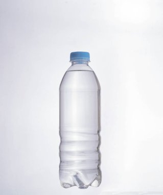 Beyaz arka planda su şişesi