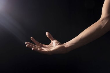 siyah bir arka plan üzerinde el