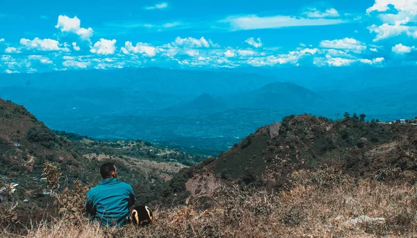 Pintada Antioquia Kolombiya 26 Eylül 2018 bir manzaraya bakarak adam