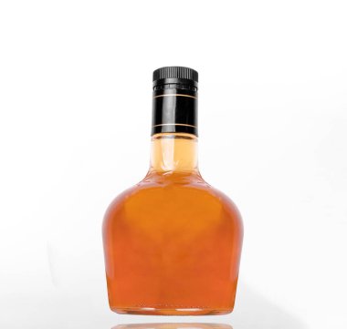 şişe dolusu ROM. beyaz arka plan üzerinde