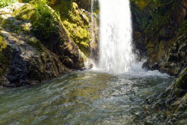 Nehirde küçük bir şelale
