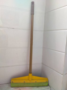 Mutfakta süpürge var.