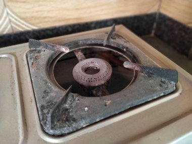 Mutfakta paslı ocak var.