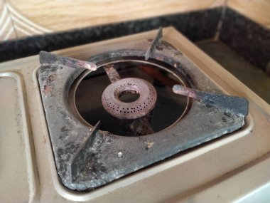 Mutfakta paslı ocak var.