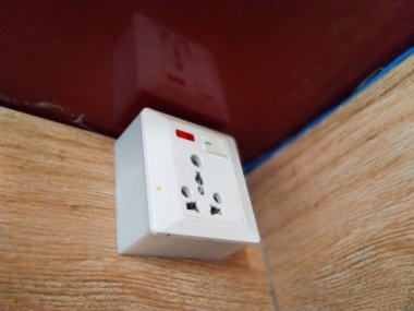 Duvardaki güç prizi takıldı
