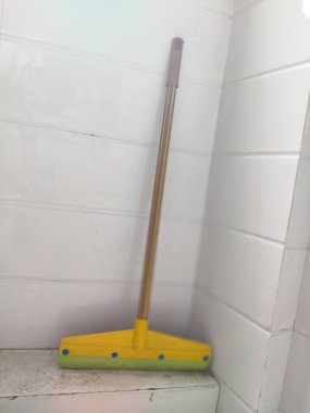 Temizlemek için tuvaleti süpürün.