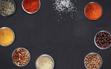 Beyaz bir arka plan üzerinde, bir kız için güzel, narin yazı tipi, bir dövme için yazıt 