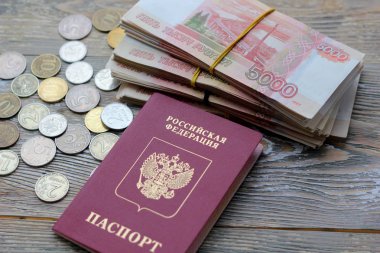 5000 ruble, biyometrik pasaport ve pasaport ahşap arka plan üzerinde Rusya Federasyonu Rus paradır. Yurtdışında seyahat kavramı.