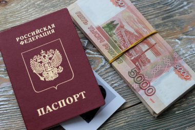 5000 ruble, biyometrik pasaport ve pasaport ahşap arka plan üzerinde Rusya Federasyonu Rus paradır. Yurtdışında seyahat kavramı.