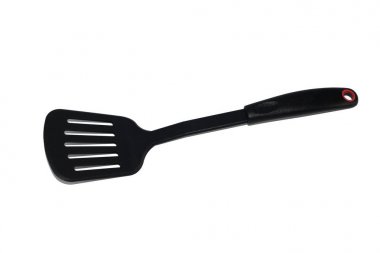 kepçe, spatula ve beyaz bir arka plan üzerinde siyah gıda plastik skimmer, izole, mutfak gereçleri