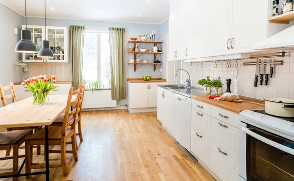 Interior Cozinha Leve Elegante Com Mobiliário Branco — Fotografia de Stock