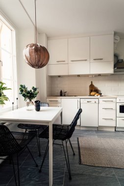 modern mutfak iç mutfak masası ile