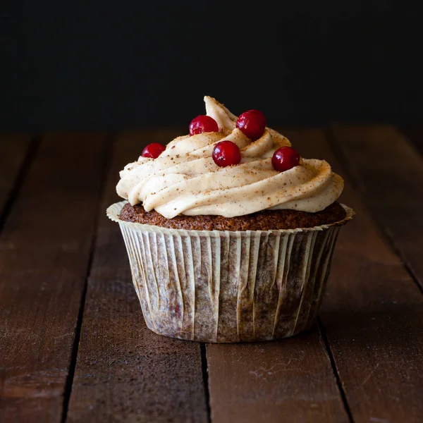 Nahaufnahme Eines Cupcake Auf Dunklem Holzgrund — Stockfoto