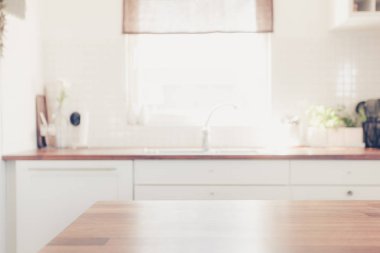 ahşap masa ile parlak mutfak iç arka plan bulanık