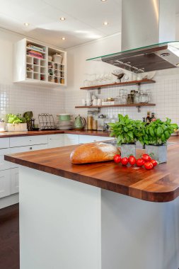 taze otlar, ekmek ve ahşap tezgah üstü domates