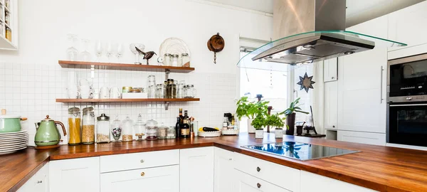Spanduk Dapur Bergaya Dengan Lantai Kayu Gelap Dan Lemari Putih — Stok Foto