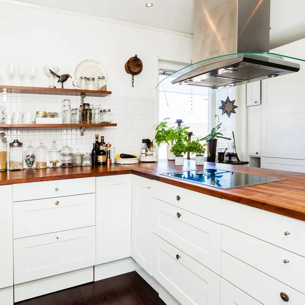 Meja Dapur Kayu Atas Dengan Kompor Atas — Stok Foto