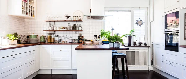 Vlag Van Stijlvolle Keuken Met Donkere Houten Vloer Witte Kasten — Stockfoto