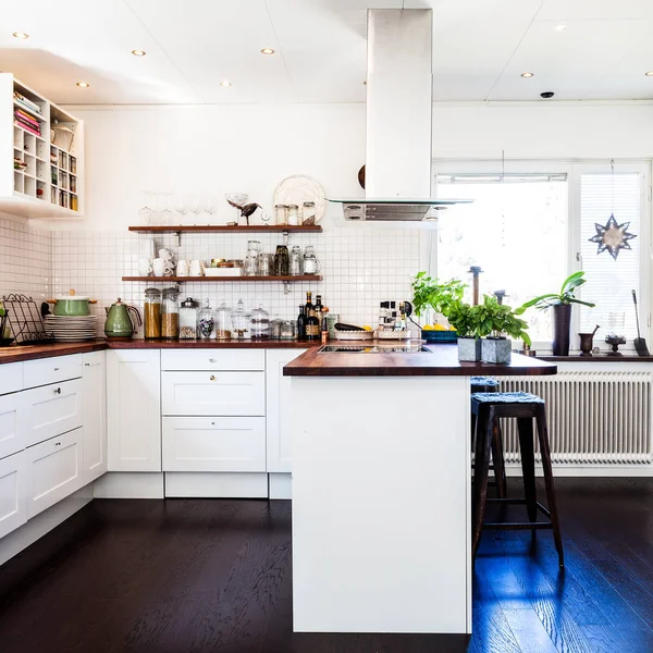 Interior Cozinha Elegante Com Piso Madeira Escura Armários Brancos — Fotografia de Stock