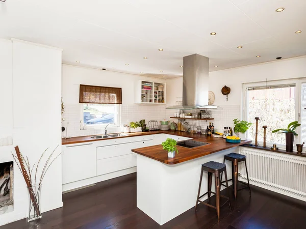 Dapur Mewah Dengan Lantai Gelap Dan Lemari Putih Dengan Meja — Stok Foto