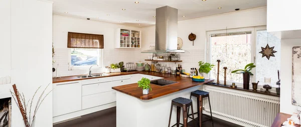 Pancarta Cocina Elegante Con Suelo Madera Oscura Armarios Blancos —  Fotos de Stock