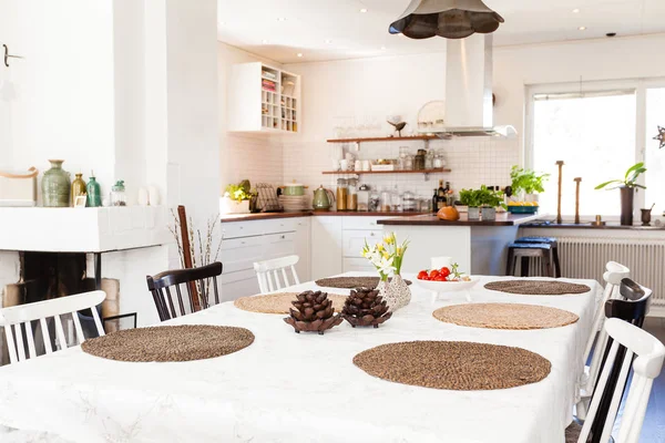 Mesa Comedor Con Conos Pino Decoración Flores Cocina Fondo Desenfocado — Foto de Stock